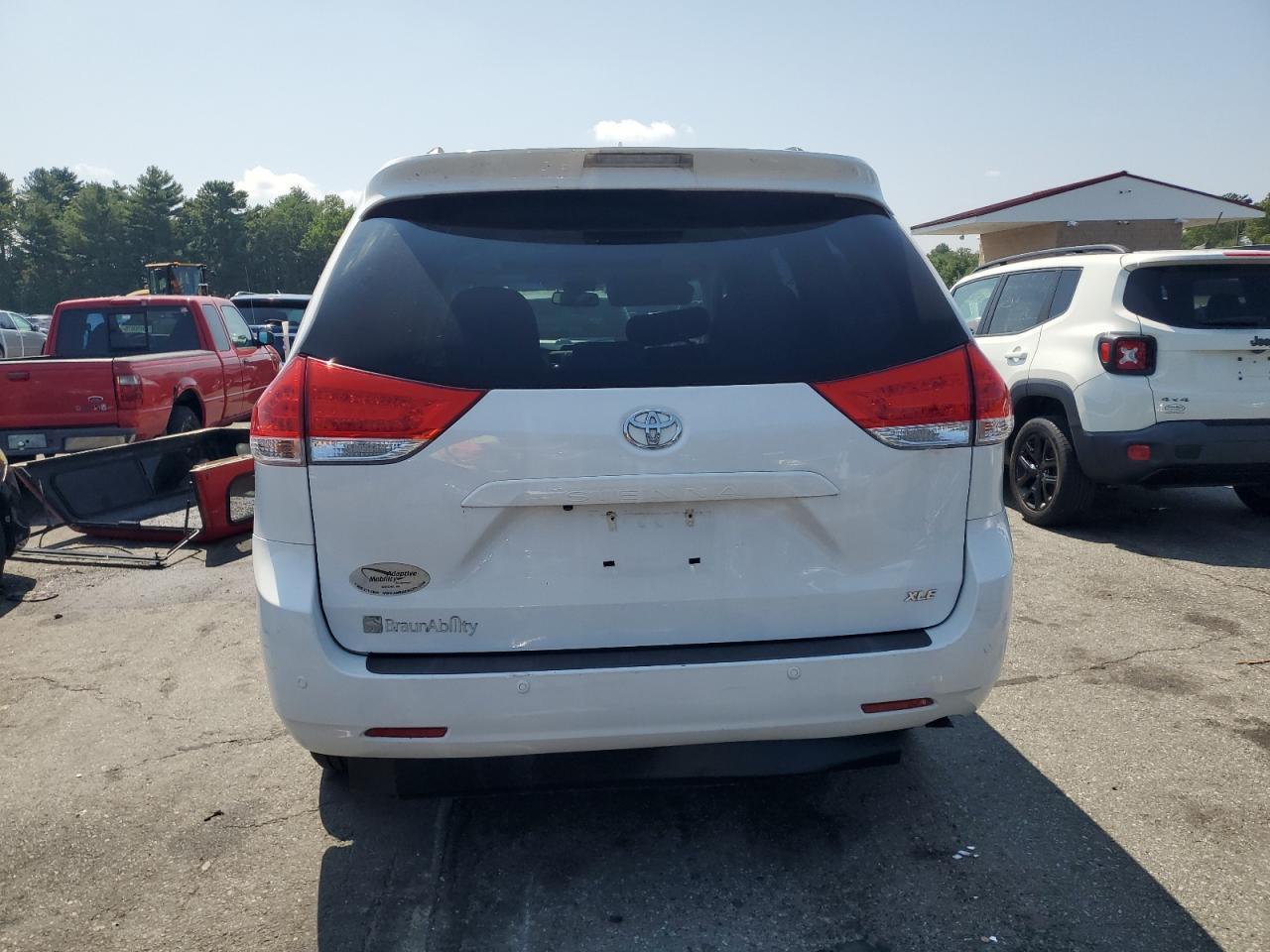 2012 TOYOTA SIENNA