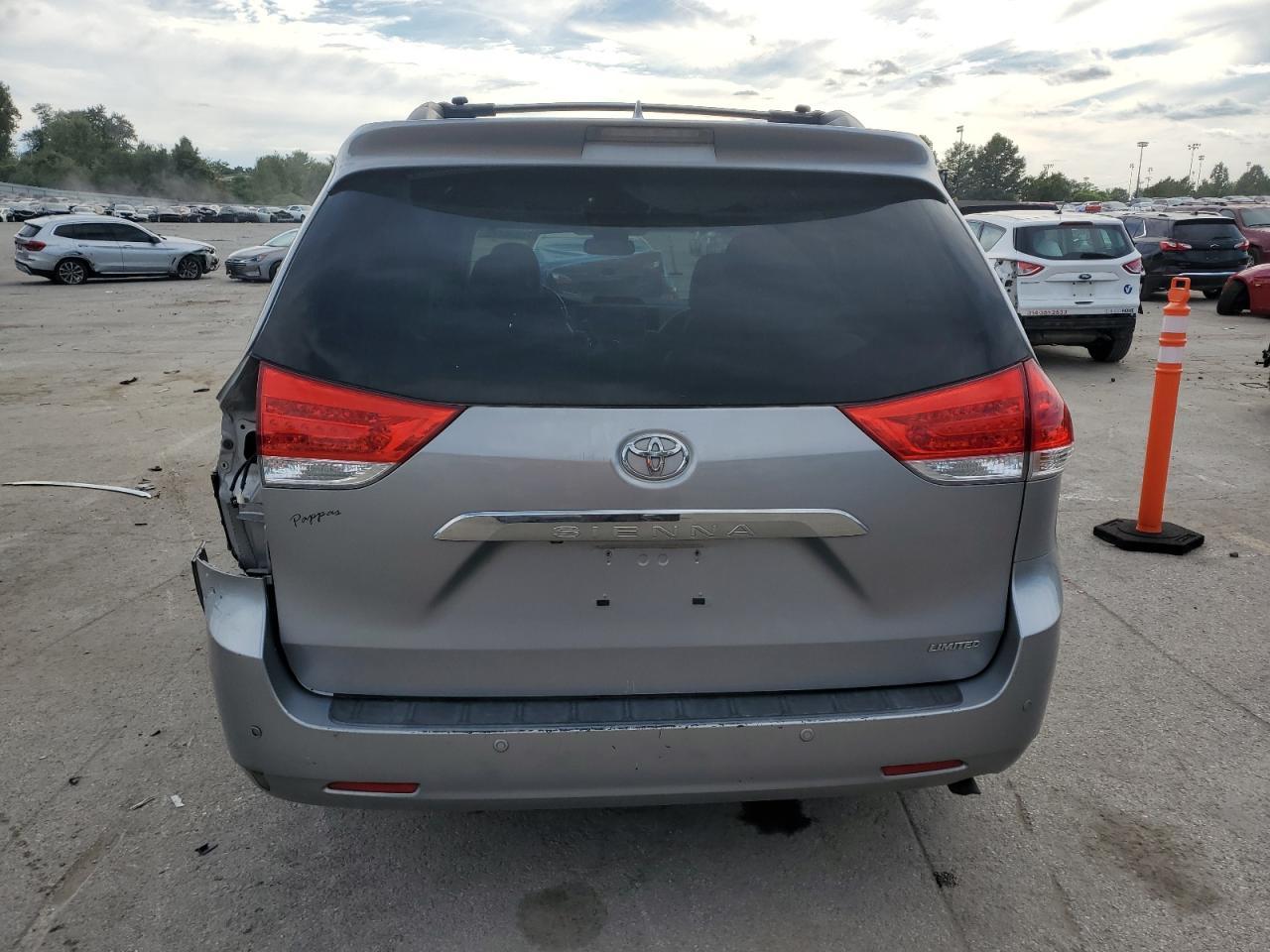 2011 TOYOTA SIENNA