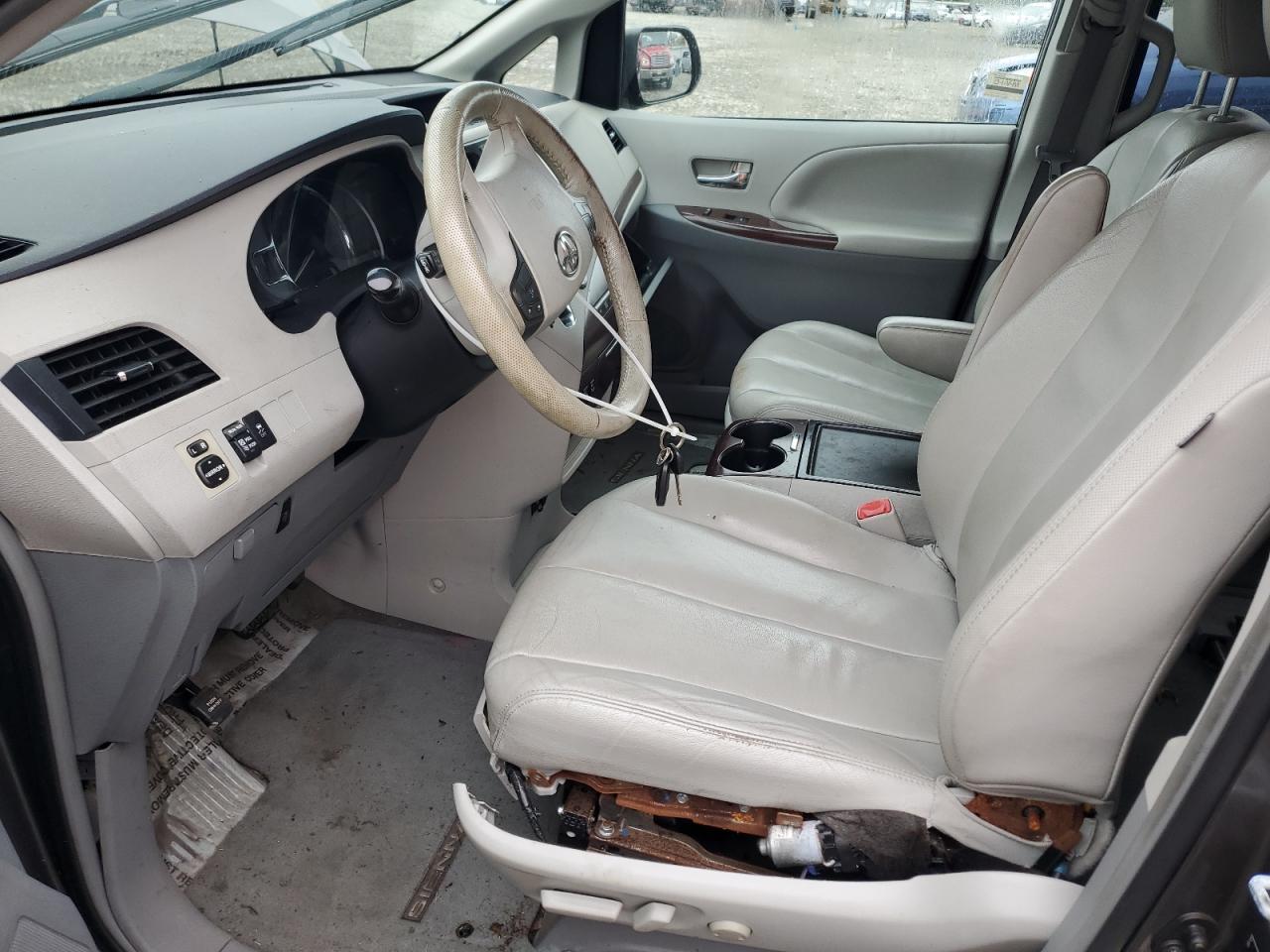 2012 TOYOTA SIENNA