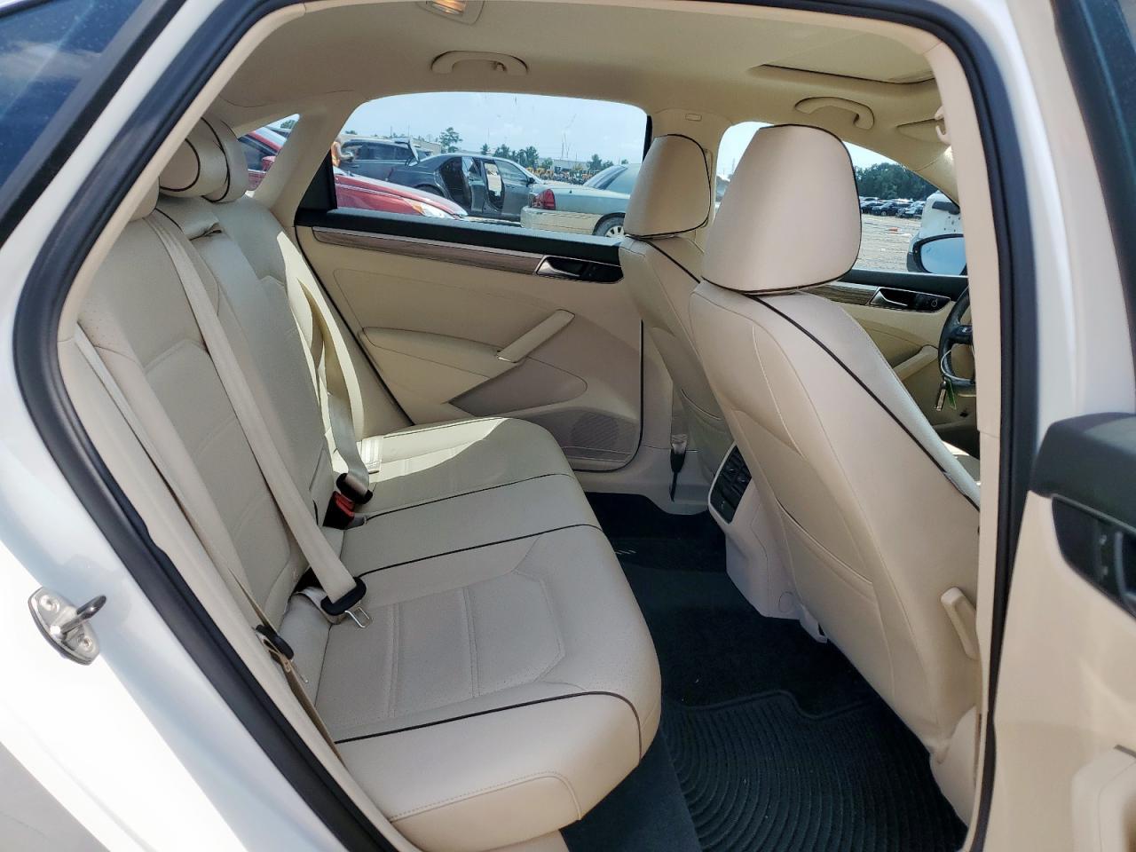 2017 VOLKSWAGEN Passat