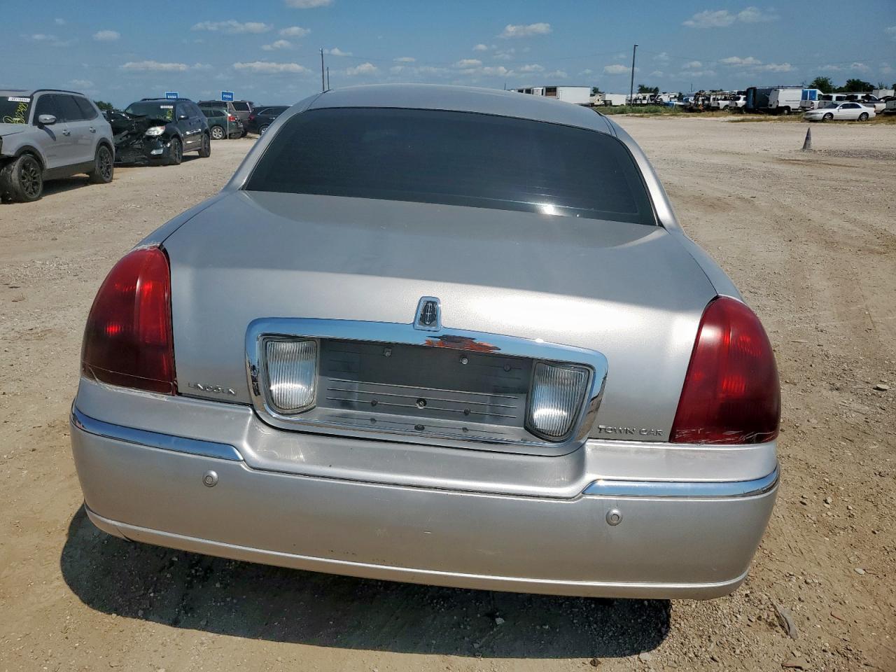 2003 LINCOLN Town Car