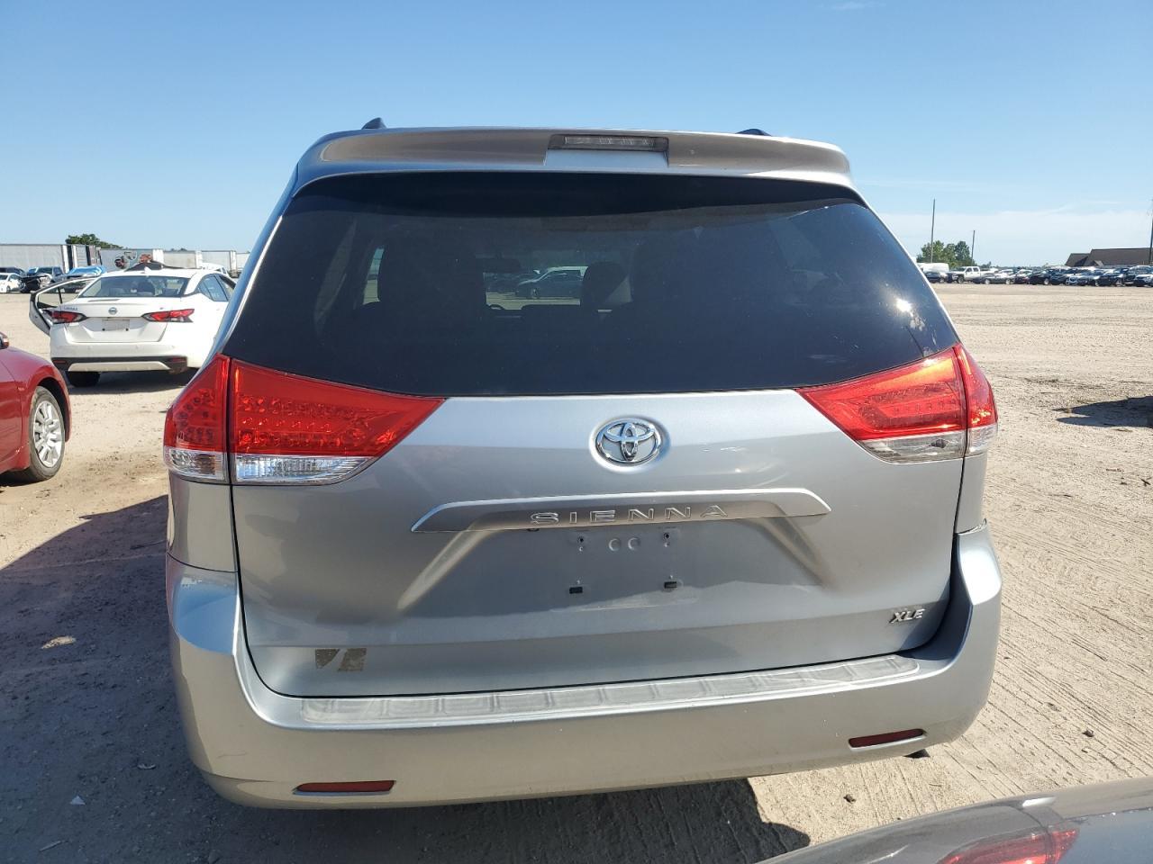 2011 TOYOTA SIENNA