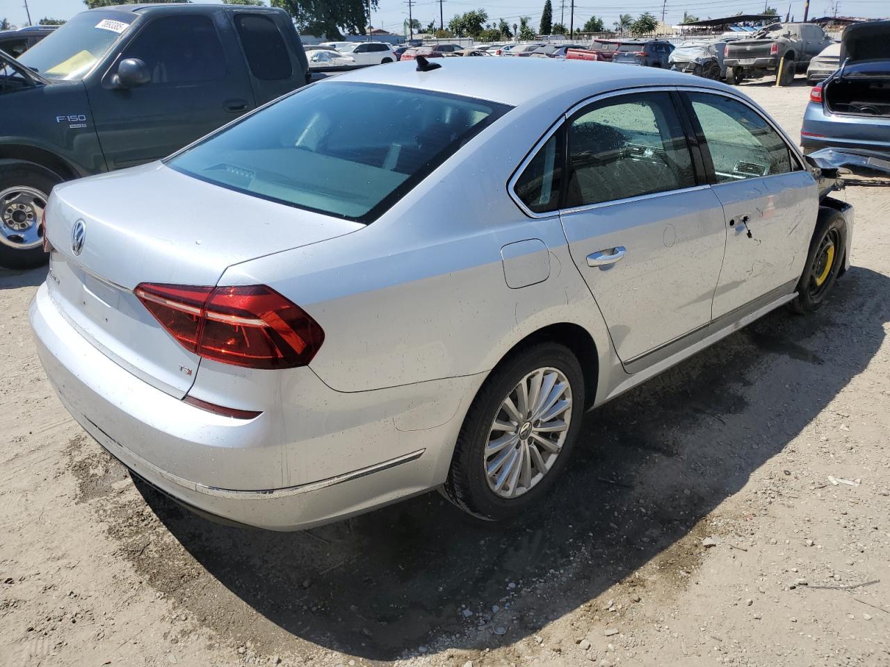 2017 VOLKSWAGEN Passat