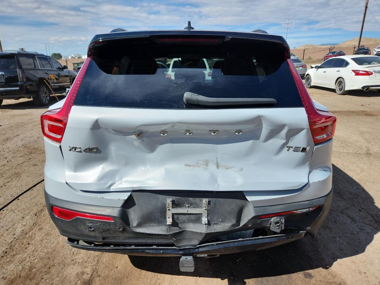 2021 VOLVO XC40