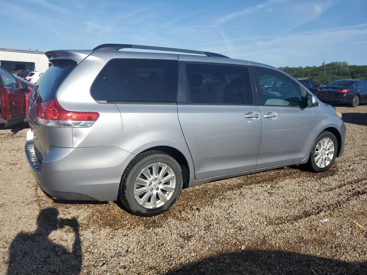 2011 TOYOTA SIENNA