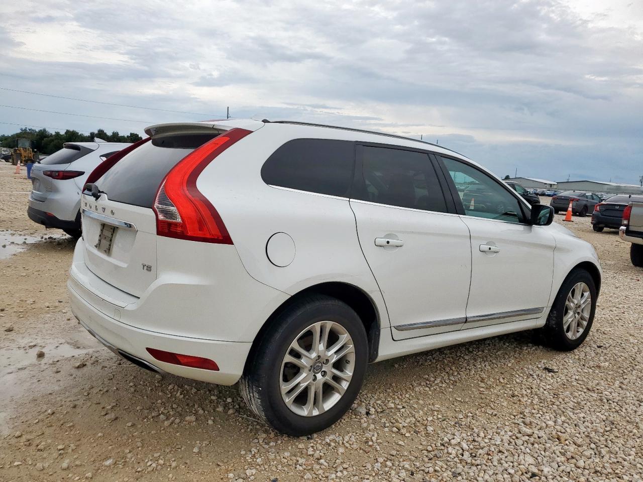 2015 VOLVO XC60