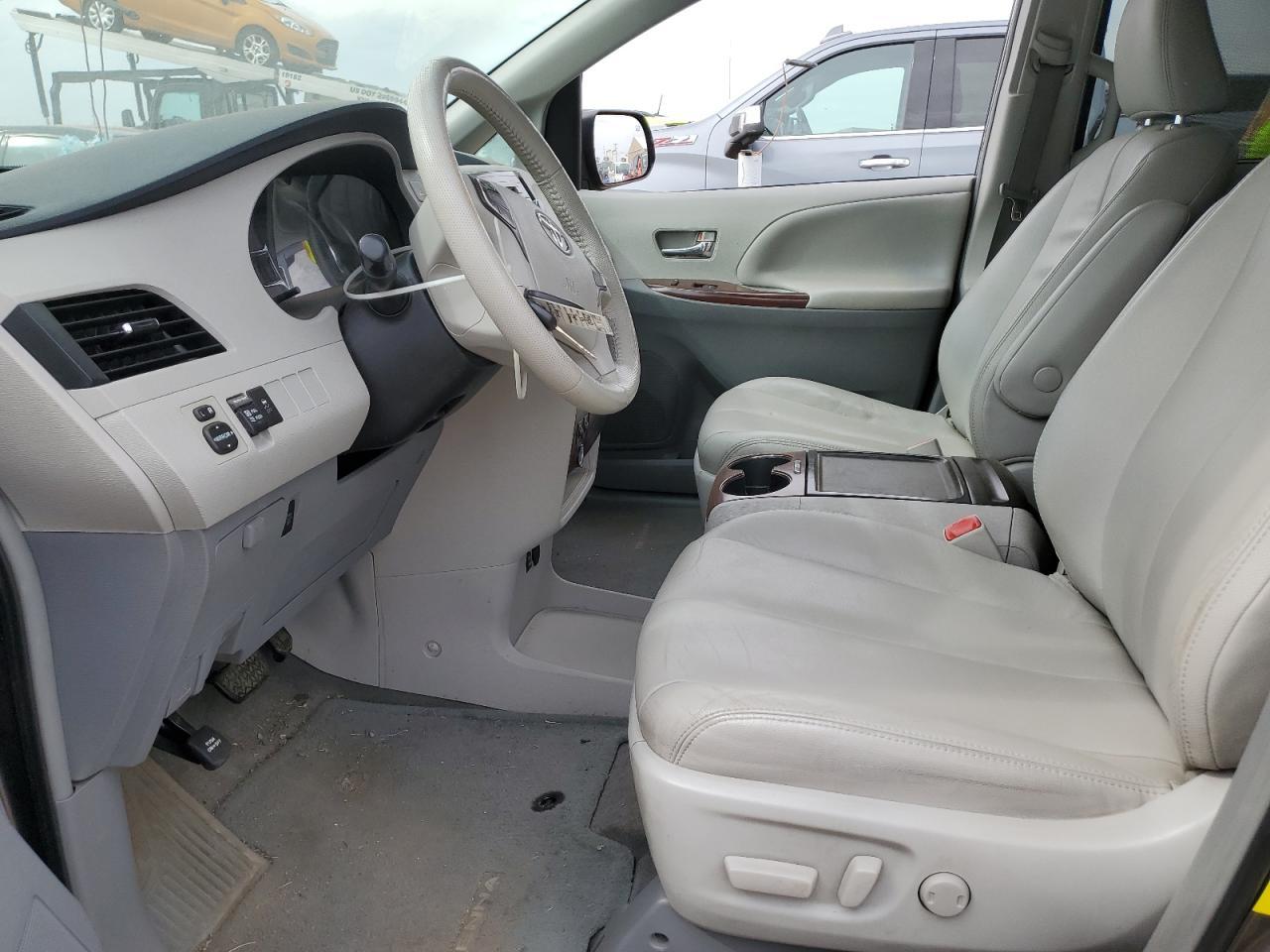 2013 TOYOTA SIENNA