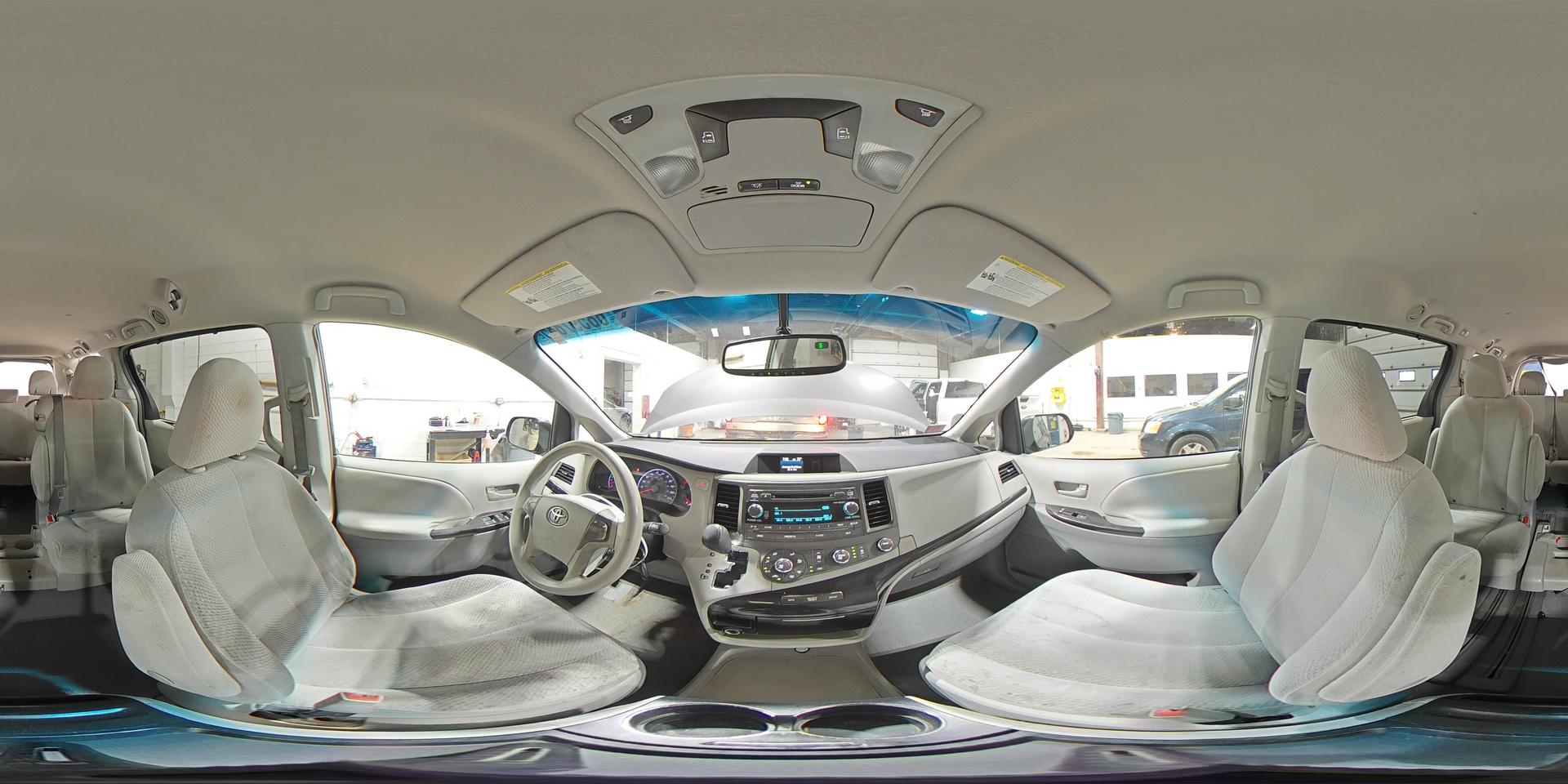 2011 TOYOTA SIENNA