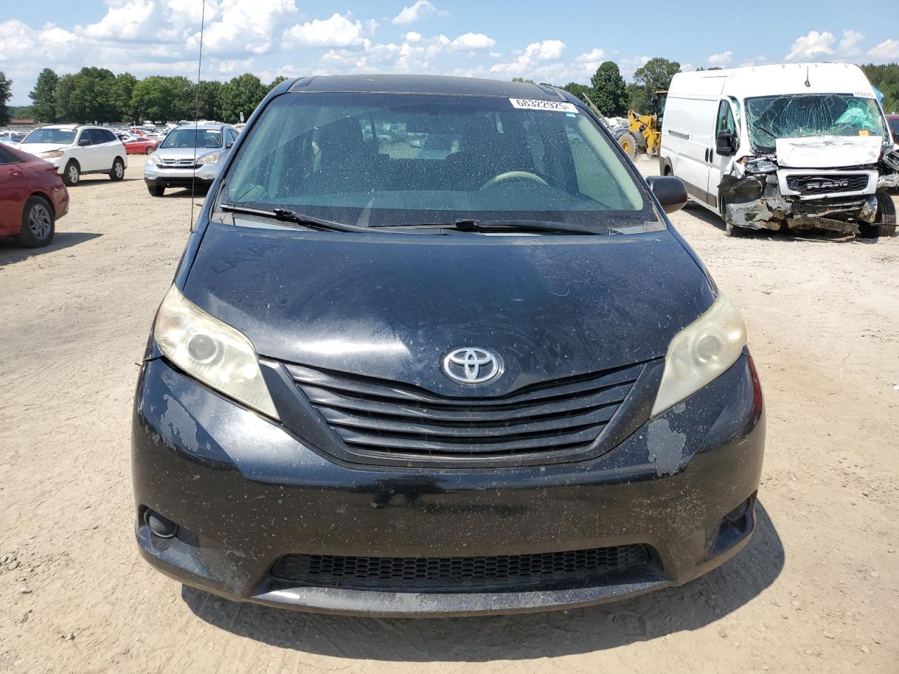 2011 TOYOTA SIENNA