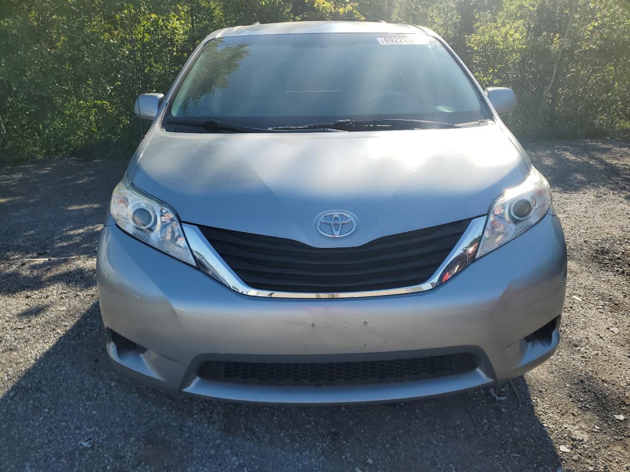 2011 TOYOTA SIENNA