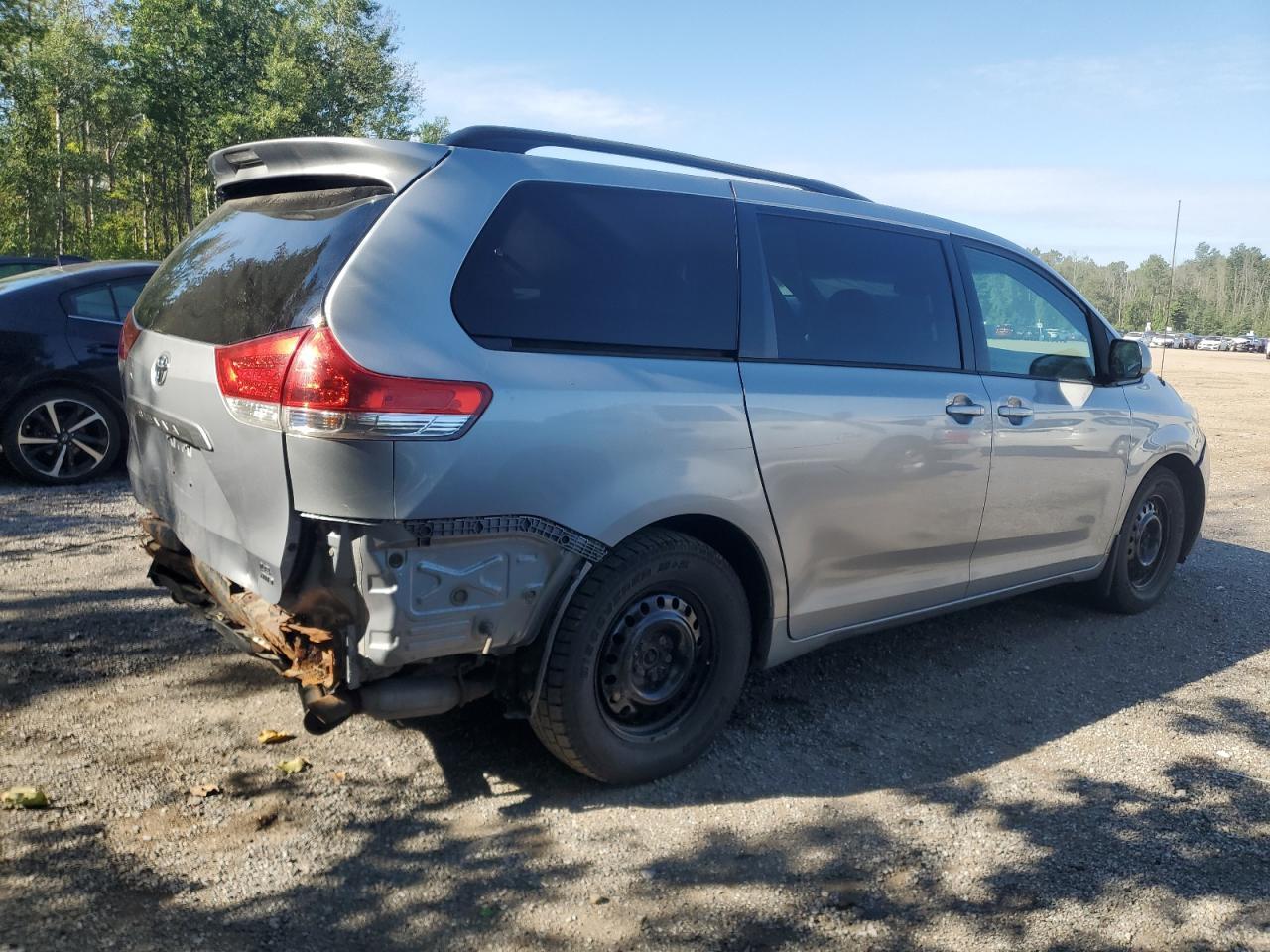 2011 TOYOTA SIENNA