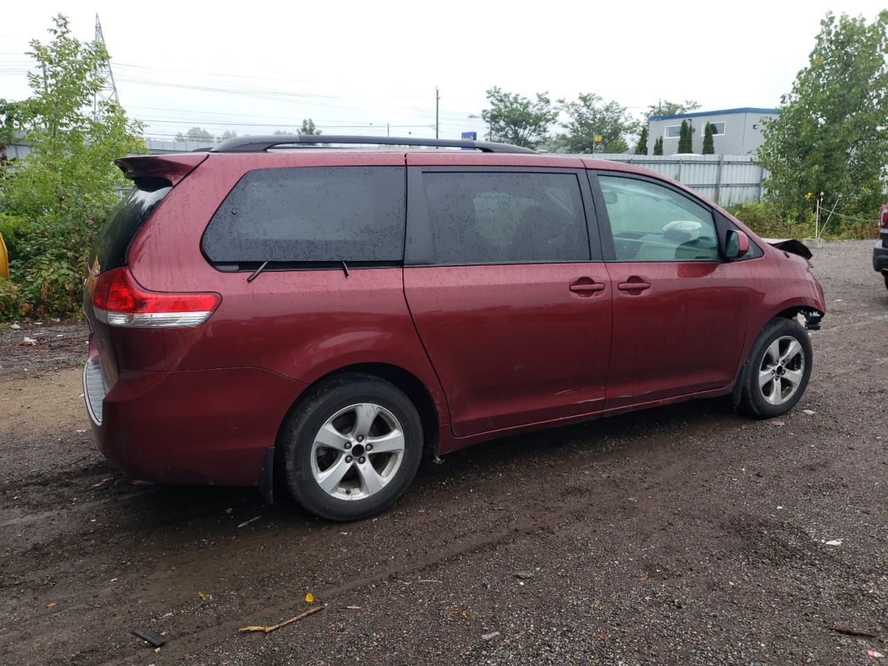 2011 TOYOTA SIENNA