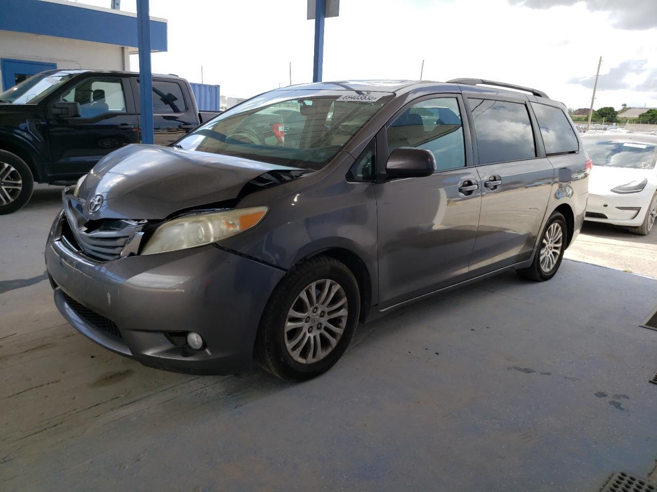 2012 TOYOTA SIENNA