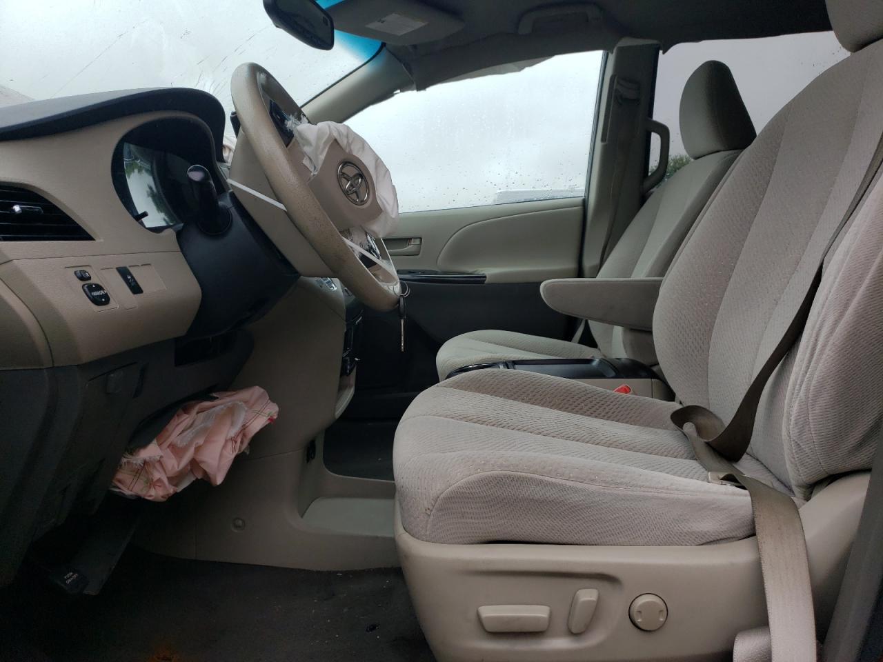 2011 TOYOTA SIENNA
