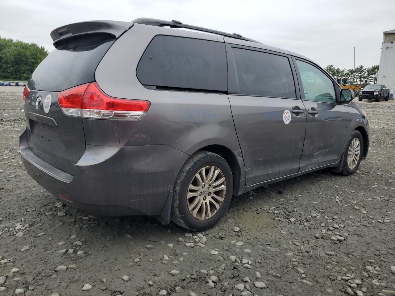 2012 TOYOTA SIENNA