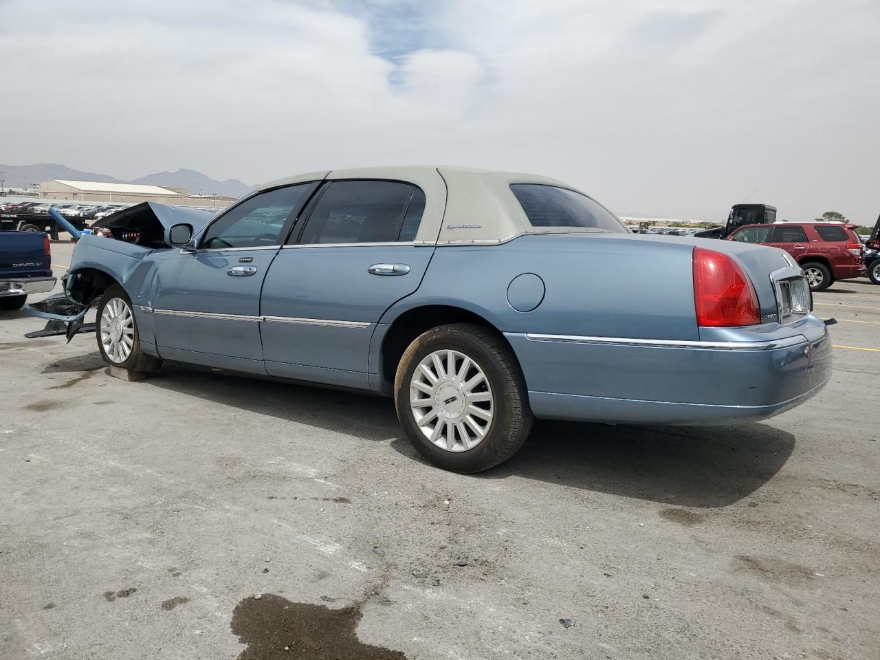2004 LINCOLN Town Car