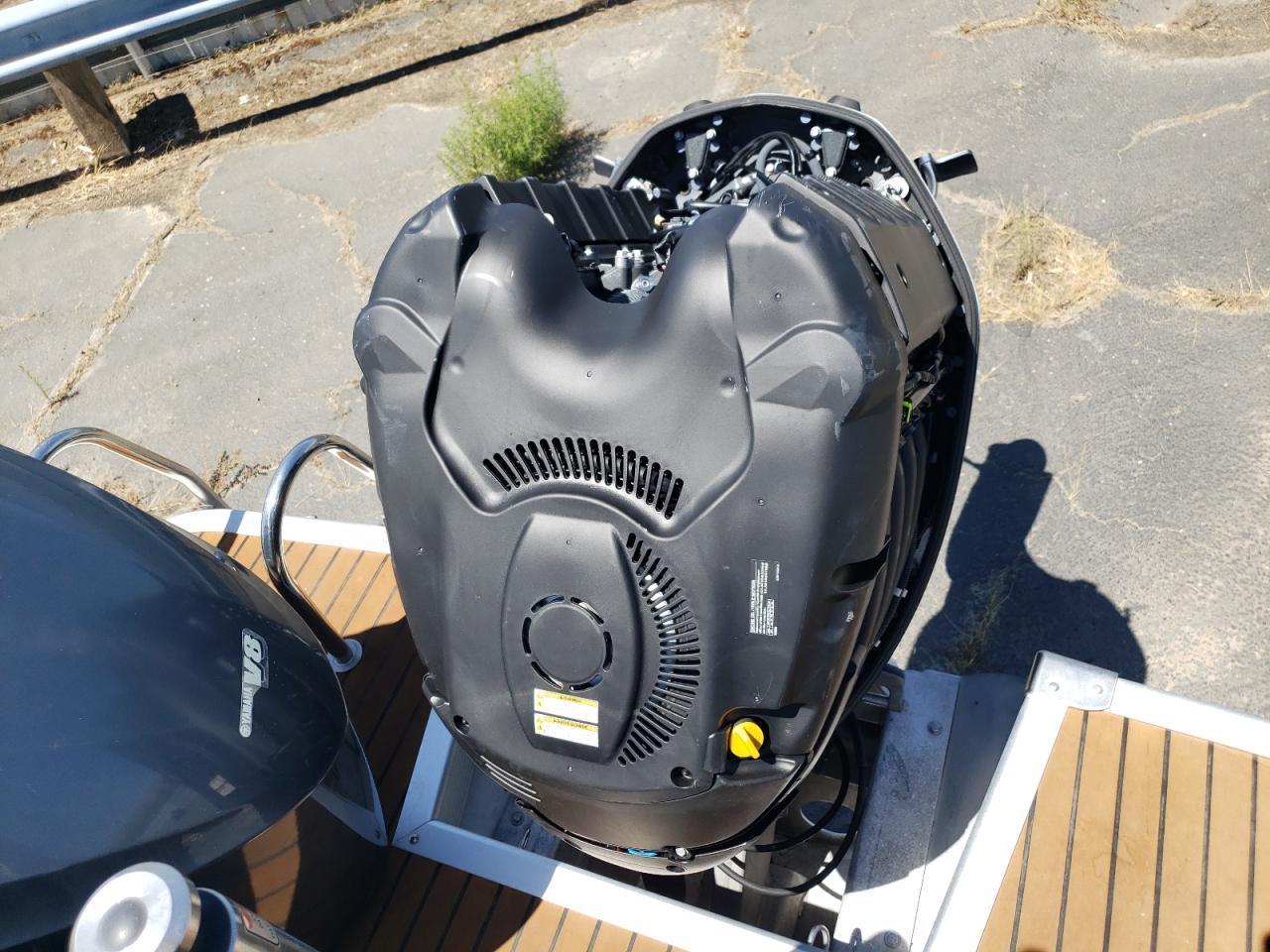 2013 Bennington Marine Boat