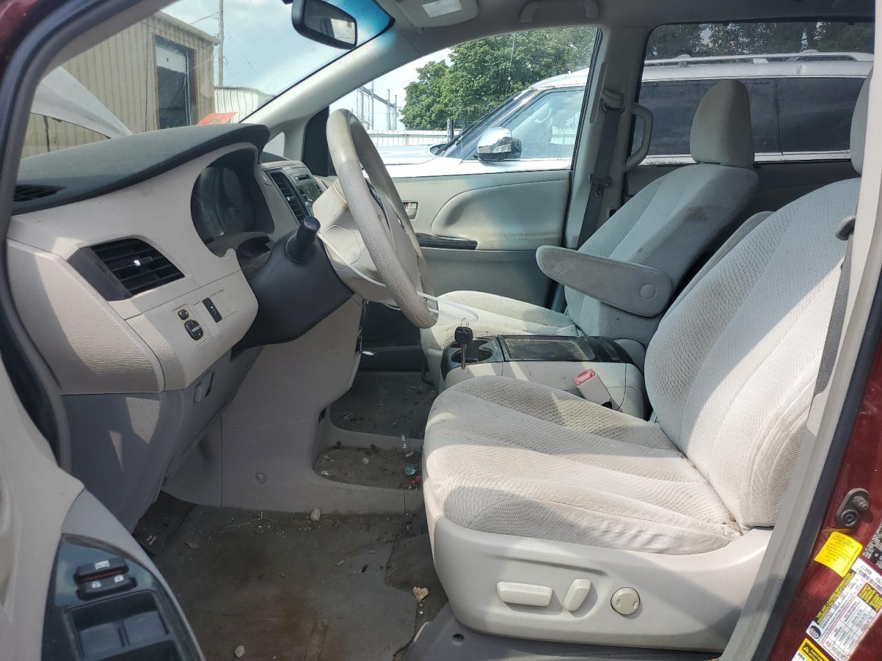 2011 TOYOTA SIENNA