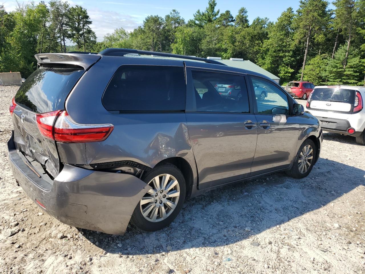 2017 TOYOTA SIENNA