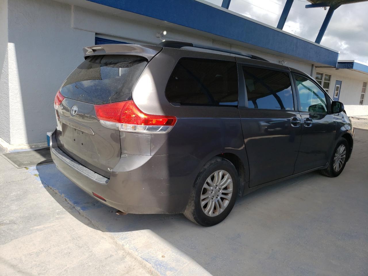 2012 TOYOTA SIENNA