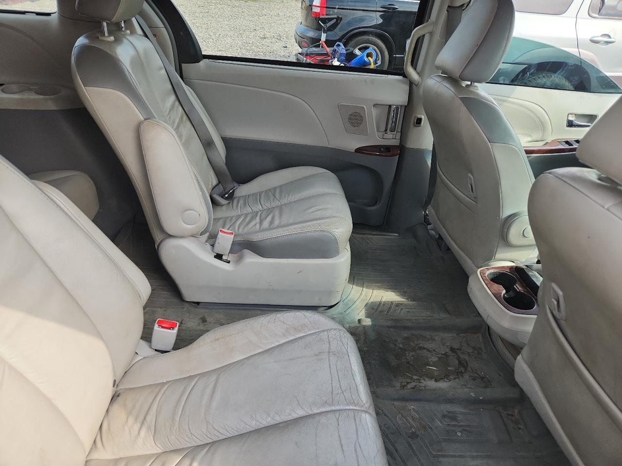 2011 TOYOTA SIENNA
