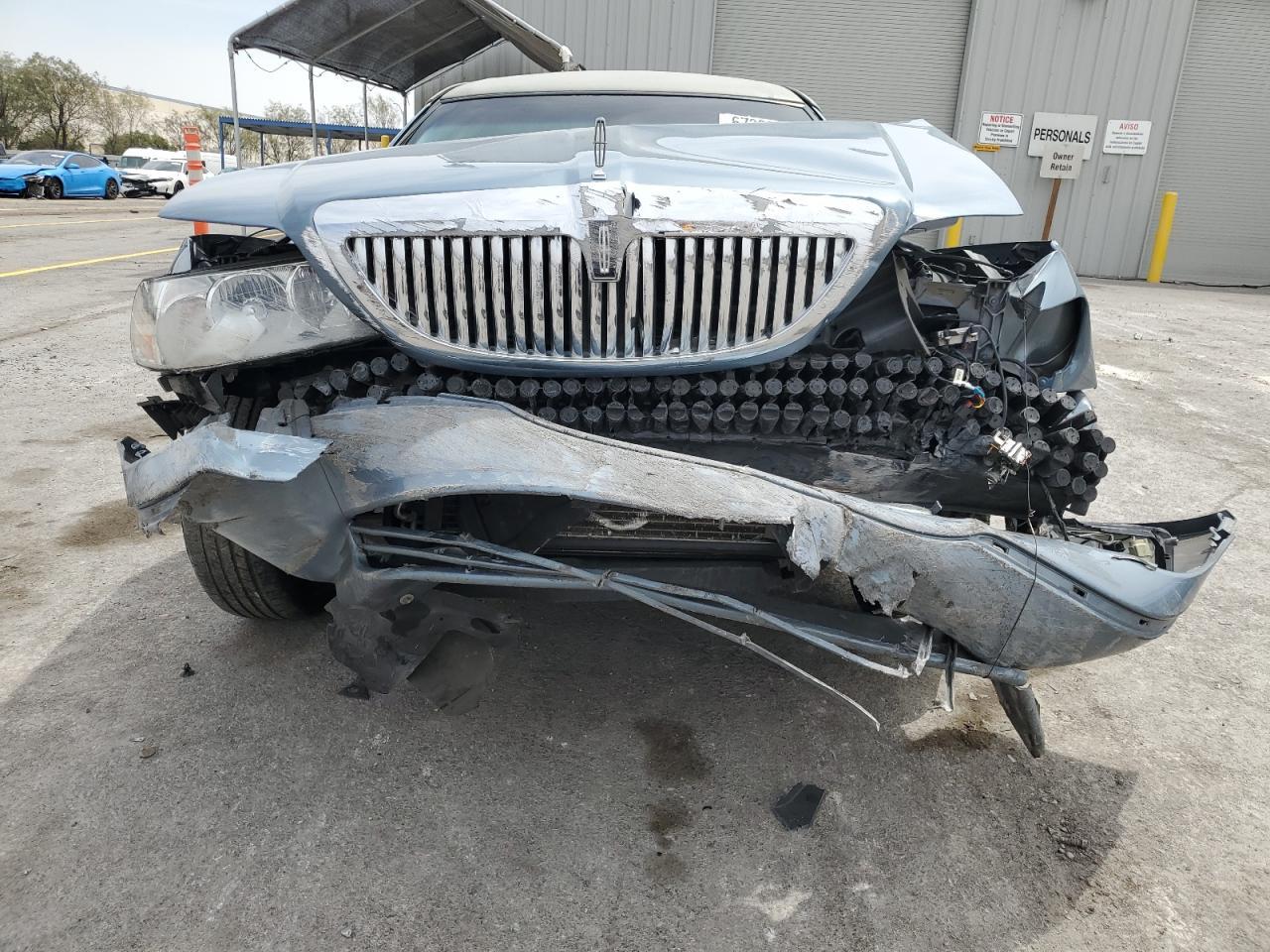 2004 LINCOLN Town Car