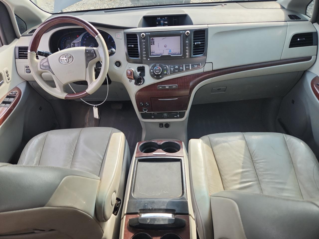 2011 TOYOTA SIENNA
