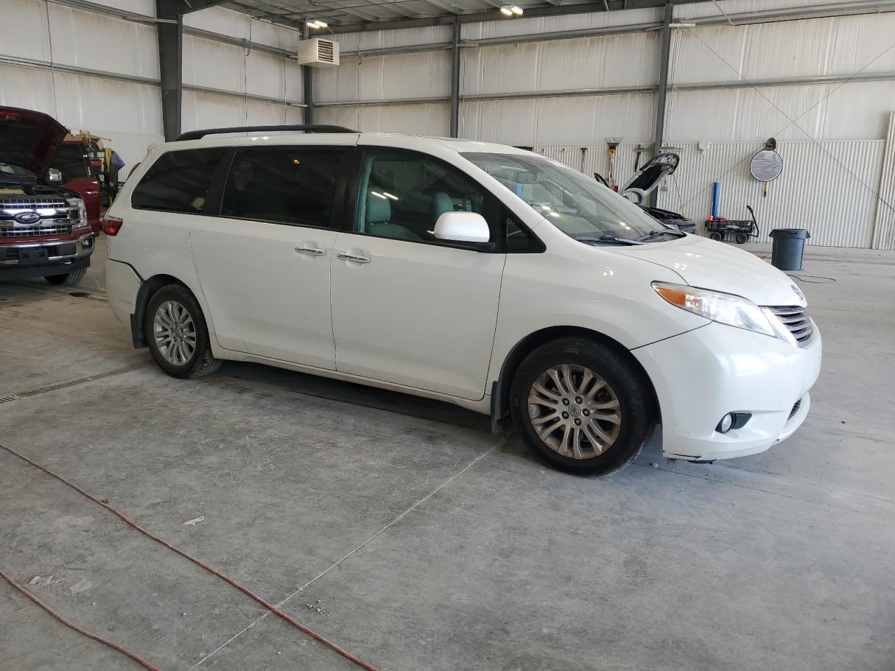 2016 TOYOTA SIENNA