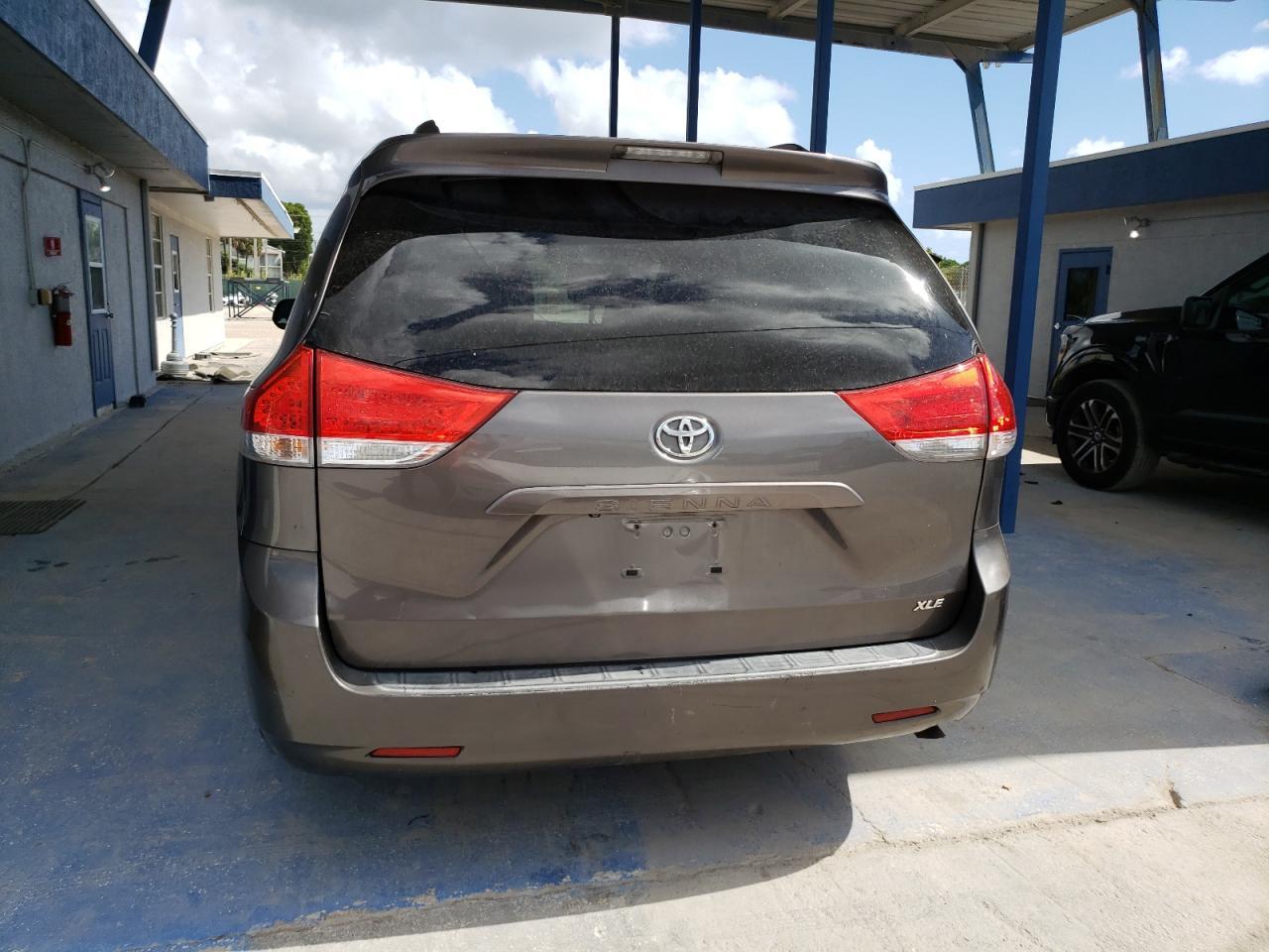 2012 TOYOTA SIENNA