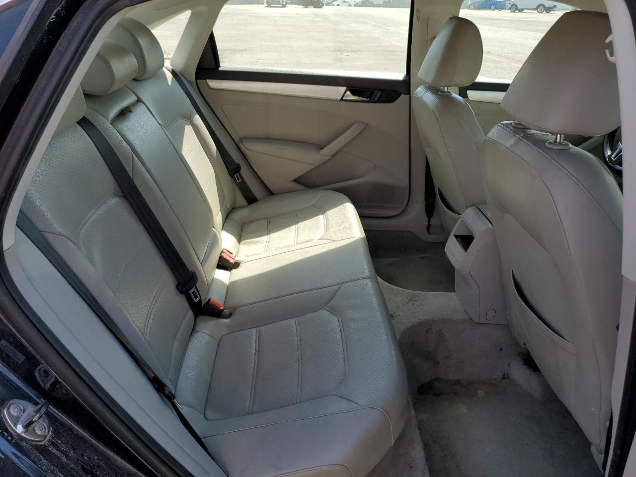 2012 VOLKSWAGEN Passat