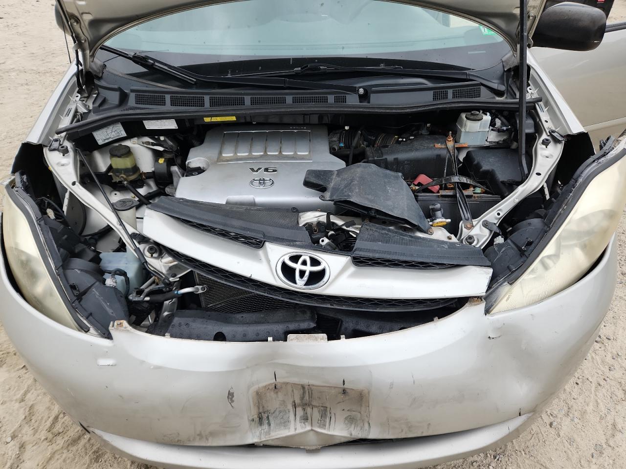 2010 TOYOTA SIENNA