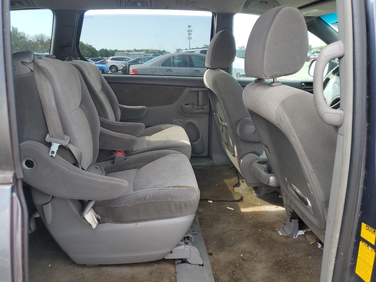 2010 TOYOTA SIENNA