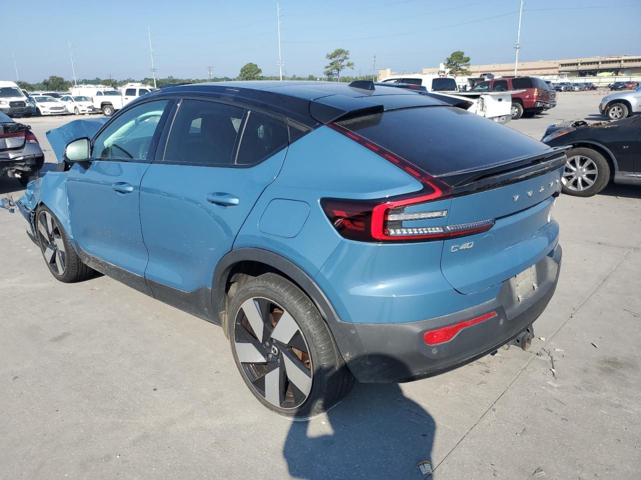 2022 VOLVO C40