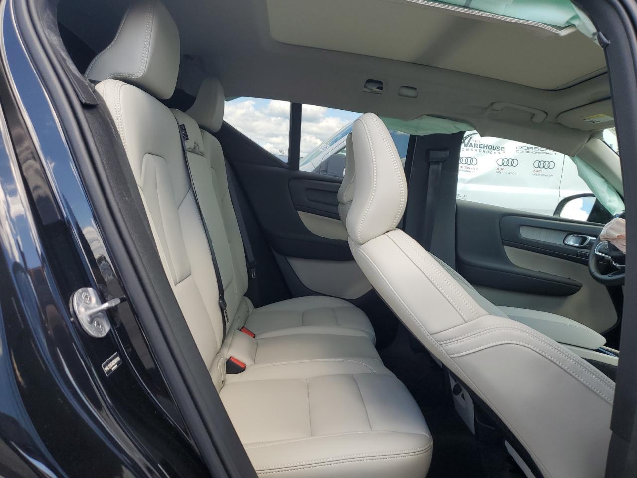 2025 VOLVO XC40