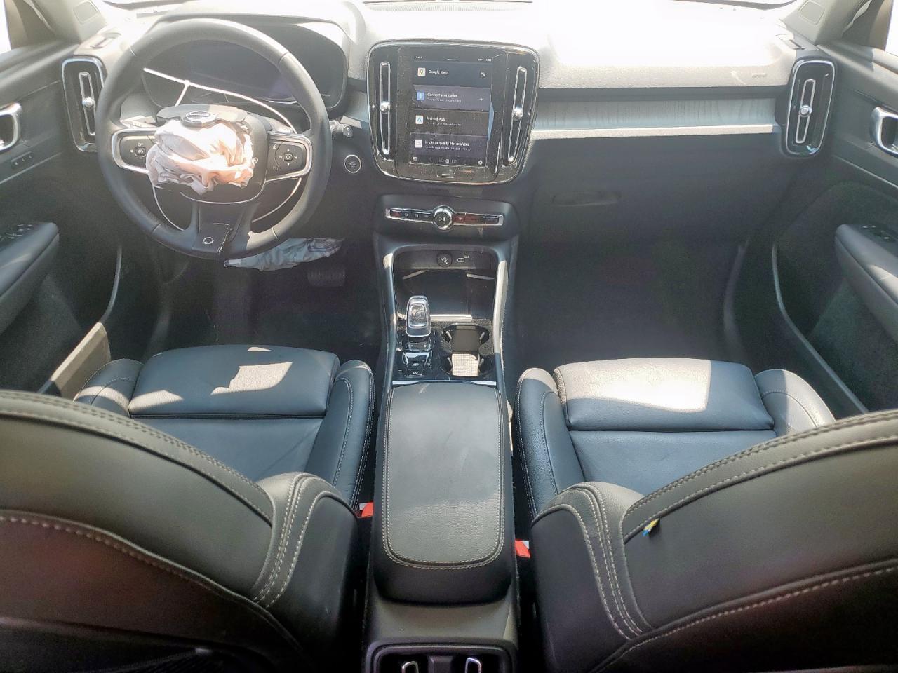 2025 VOLVO XC40