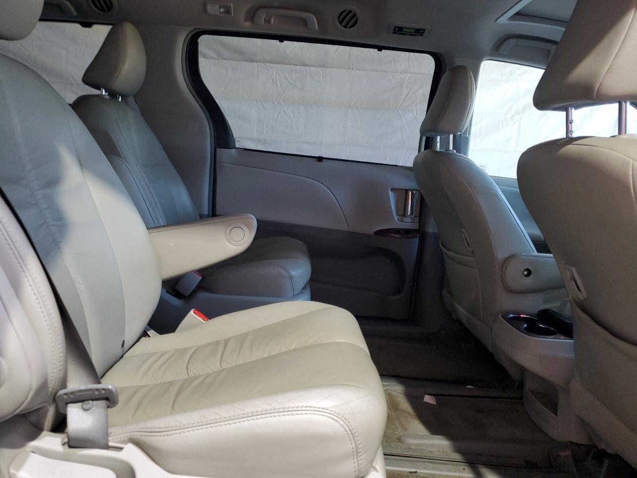 2012 TOYOTA SIENNA