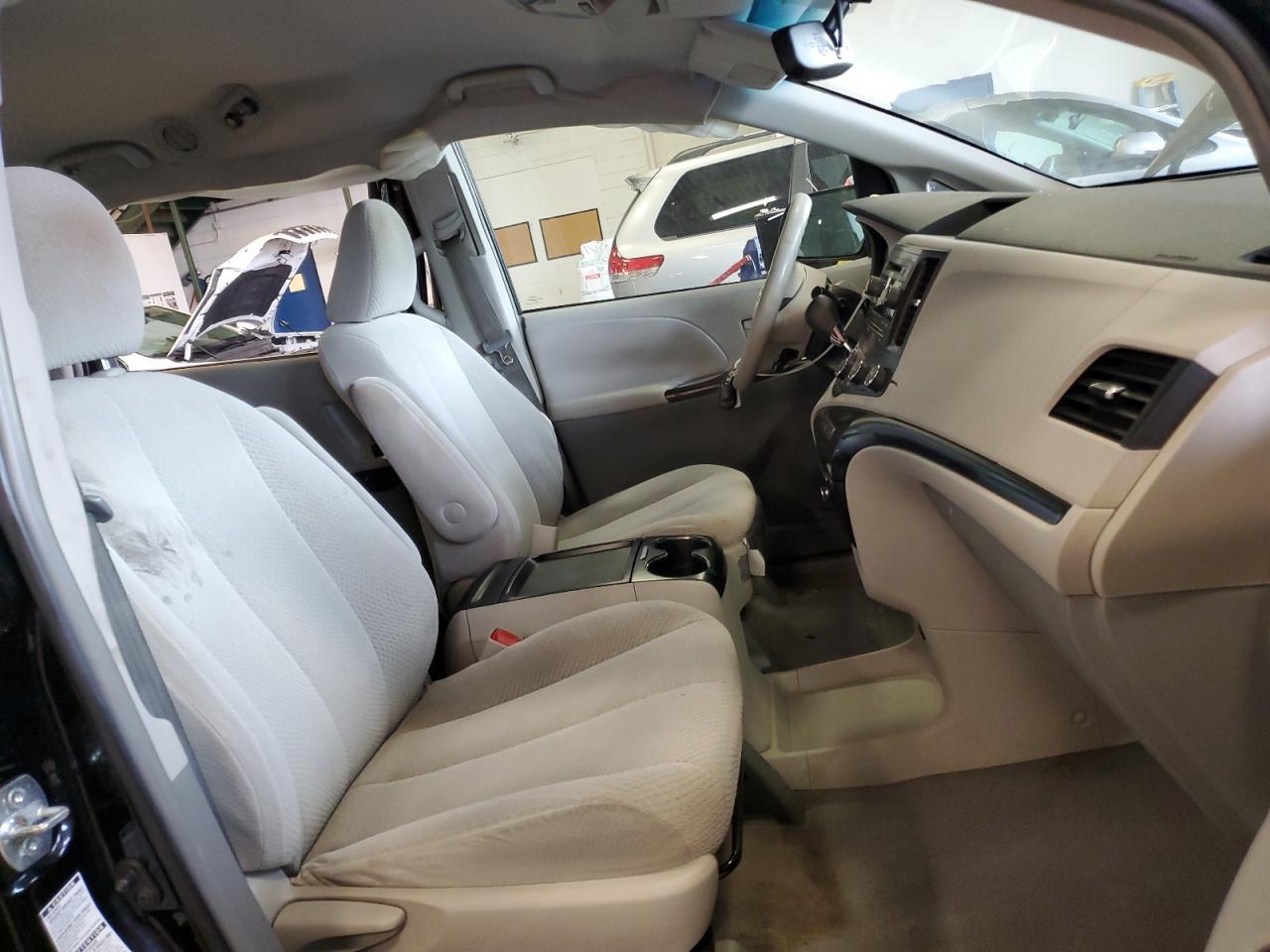 2011 TOYOTA SIENNA