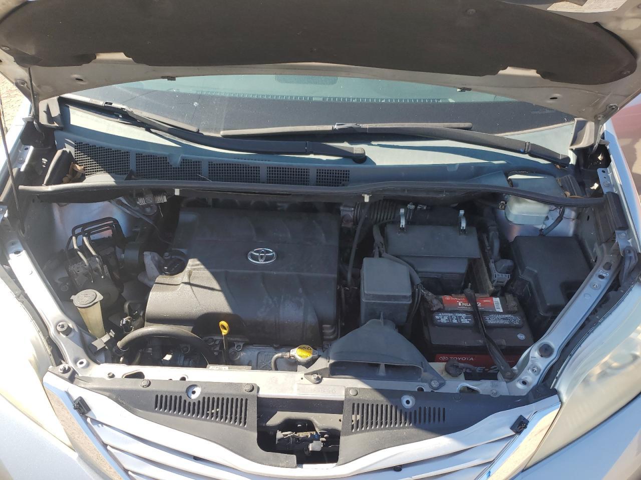 2011 TOYOTA SIENNA