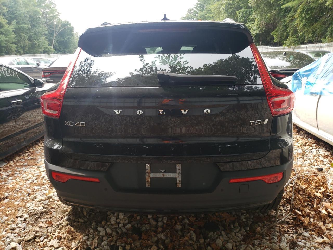2021 VOLVO XC40