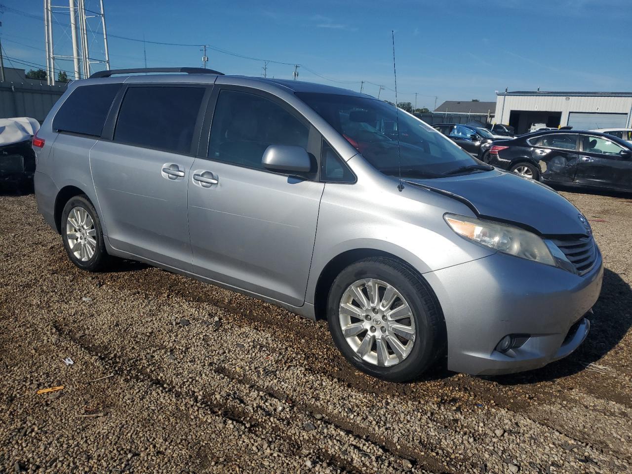 2011 TOYOTA SIENNA