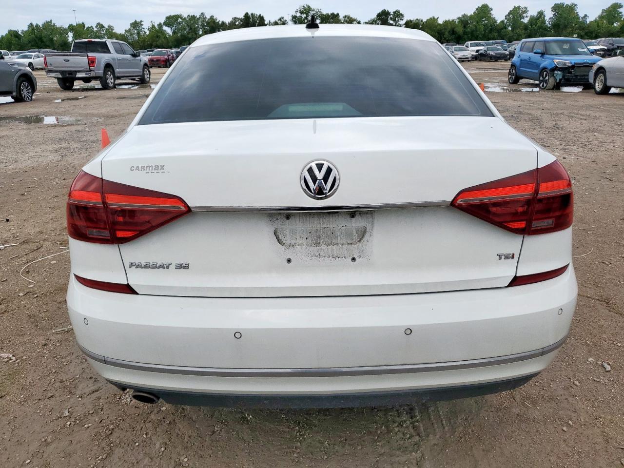 2017 VOLKSWAGEN Passat
