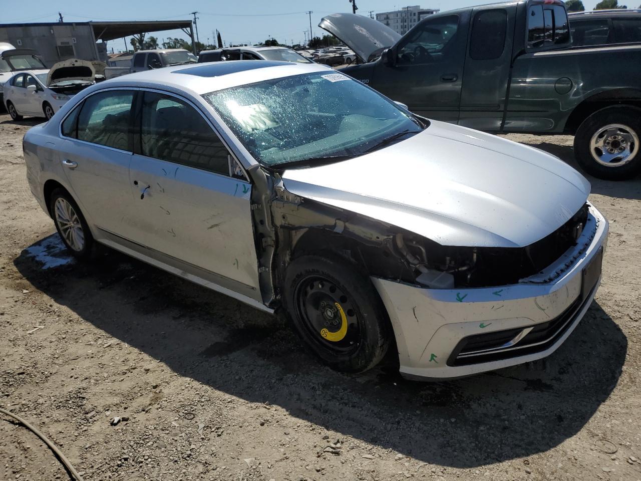 2017 VOLKSWAGEN Passat