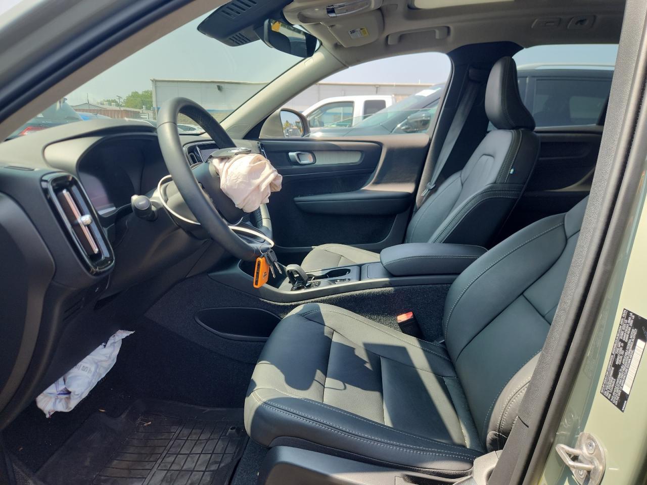 2025 VOLVO XC40