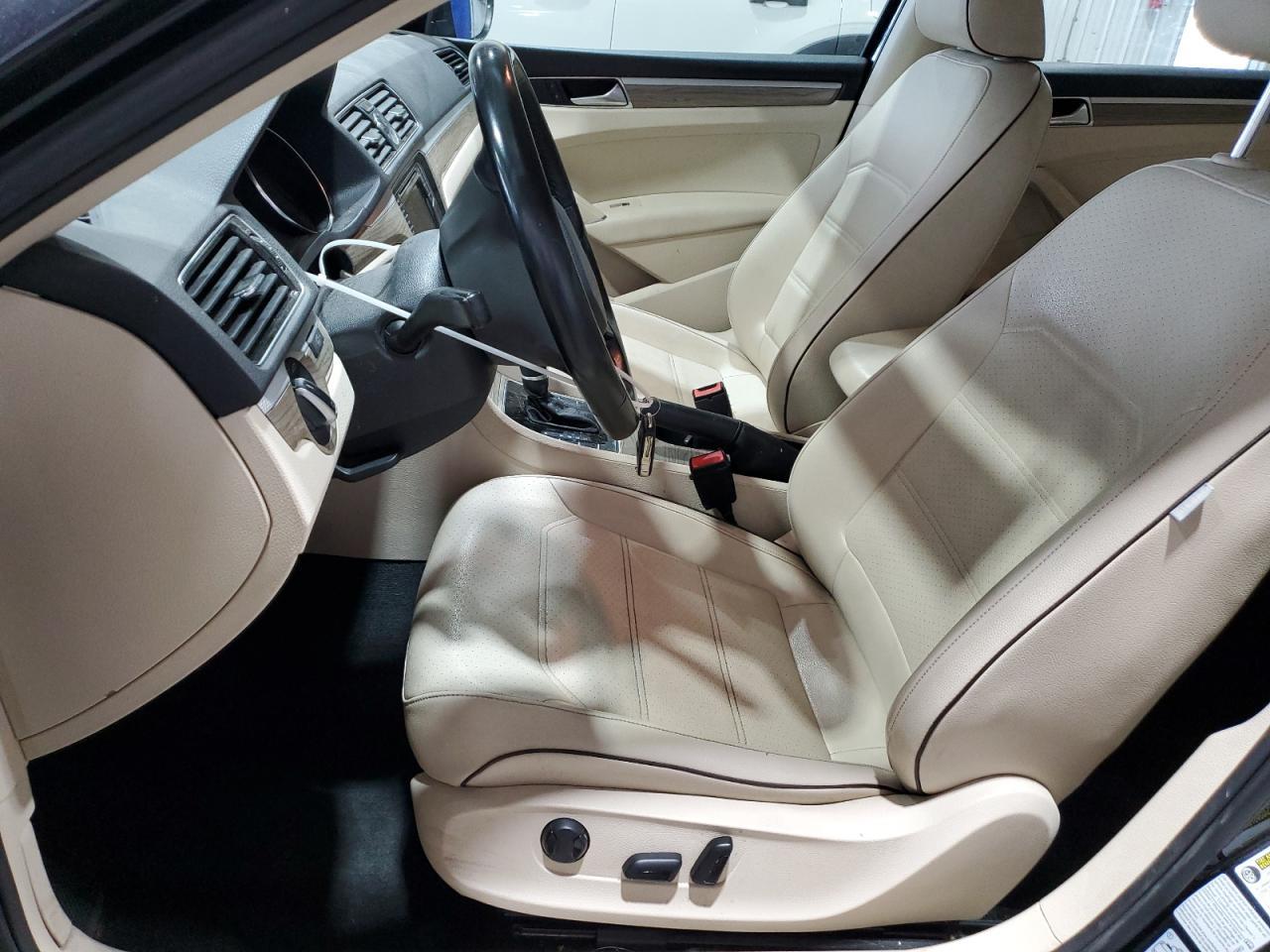 2017 VOLKSWAGEN Passat