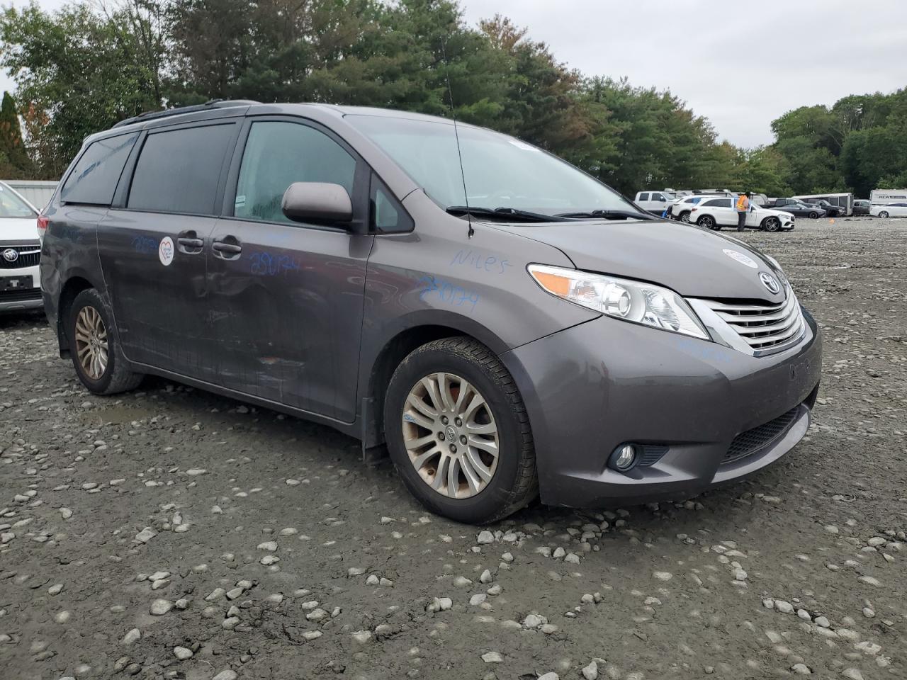2012 TOYOTA SIENNA