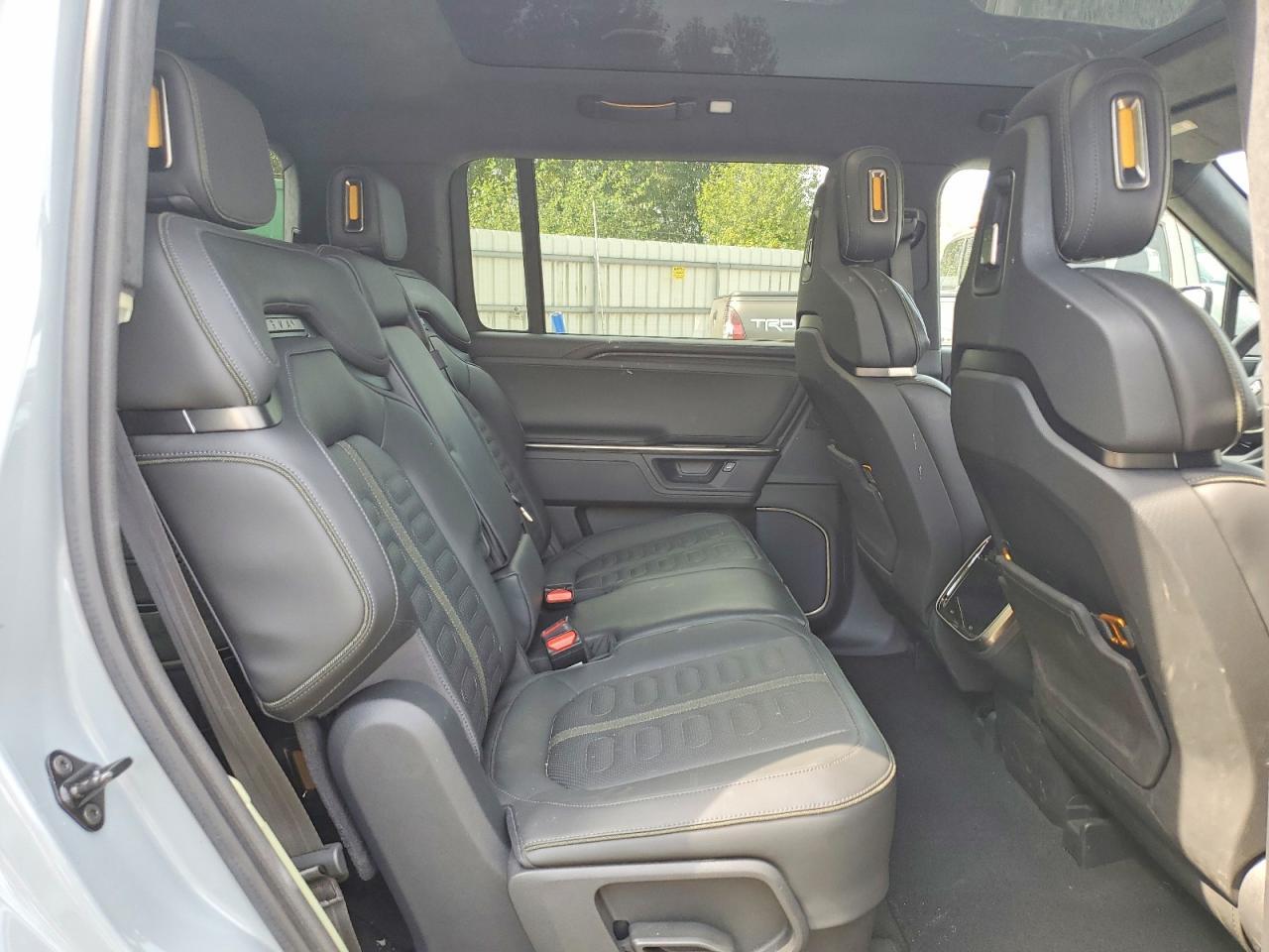 2025 RIVIAN R1s