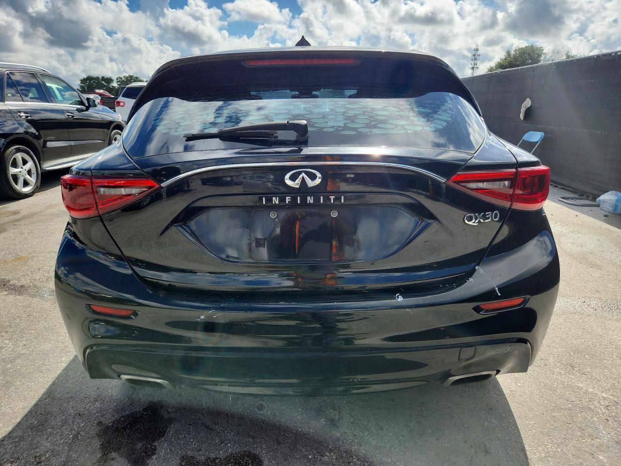 2017 INFINITI QX30