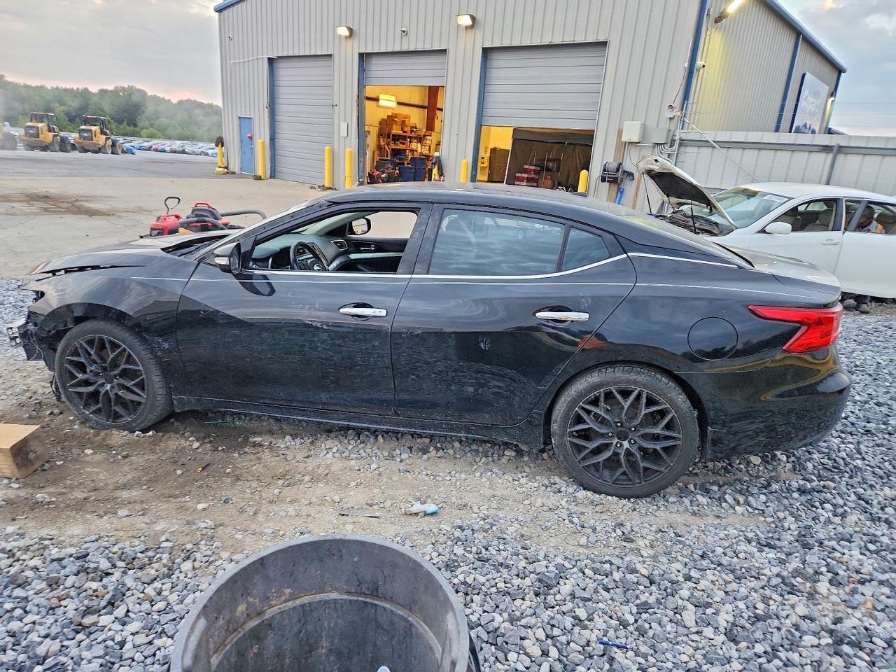 2016 NISSAN Maxima