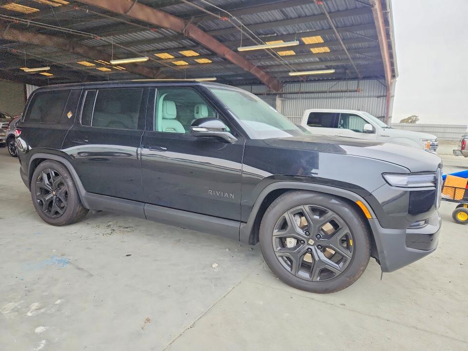 2025 RIVIAN R1s