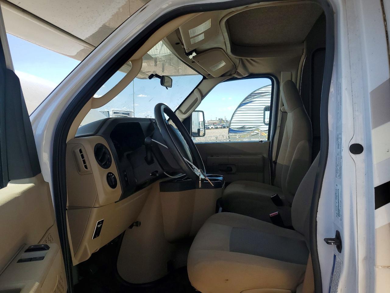 2017 FORD Chateau